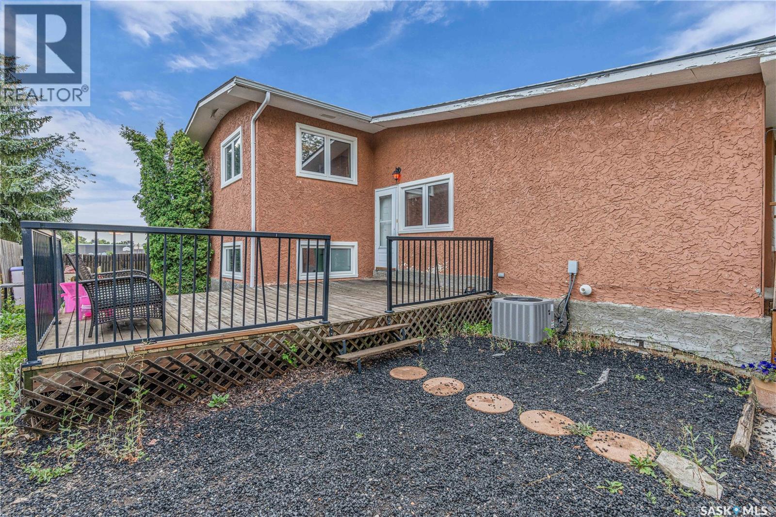 Photo 33 of 830 Battel Street N, Regina SK