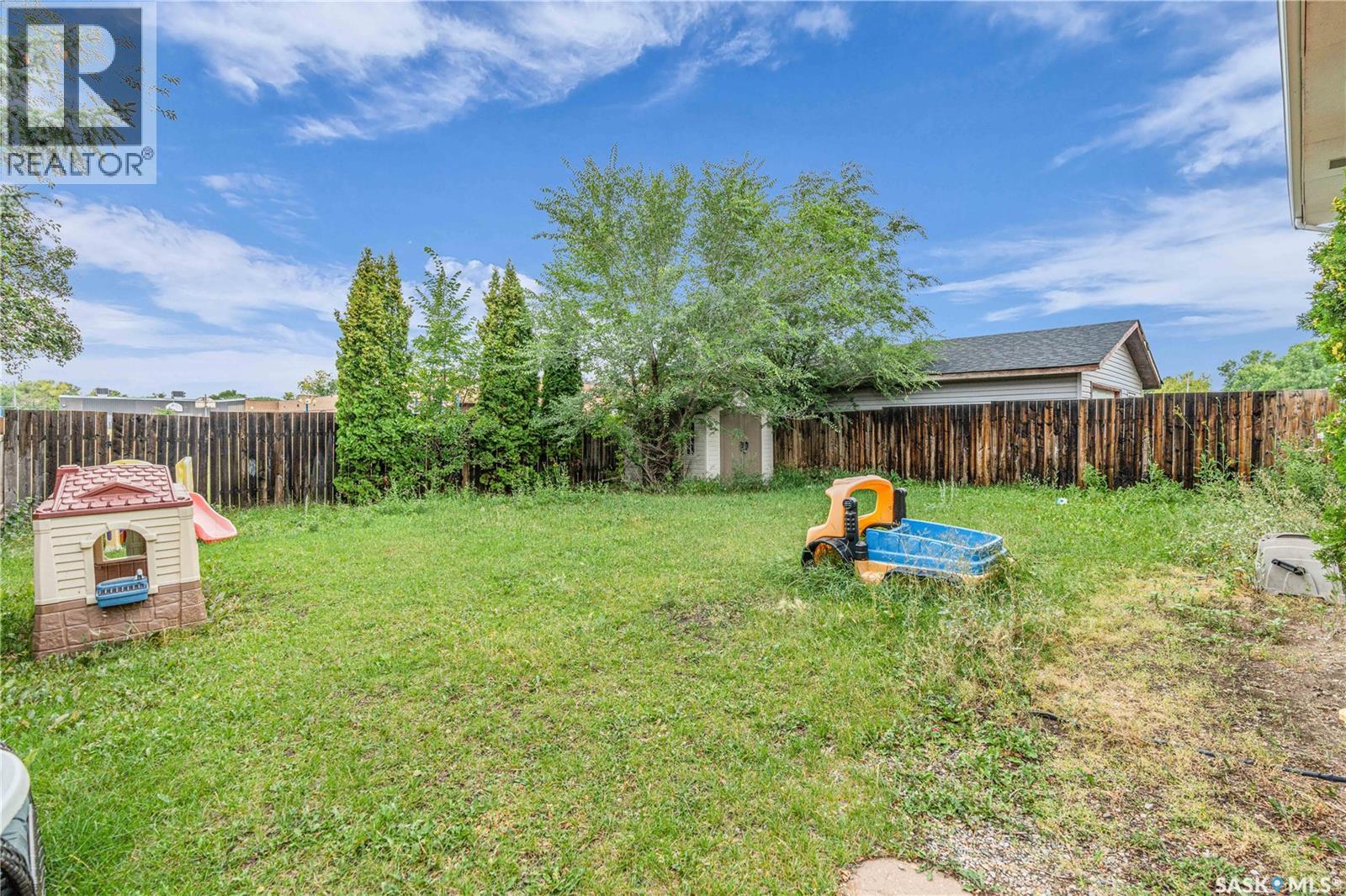 Photo 37 of 830 Battel Street N, Regina SK