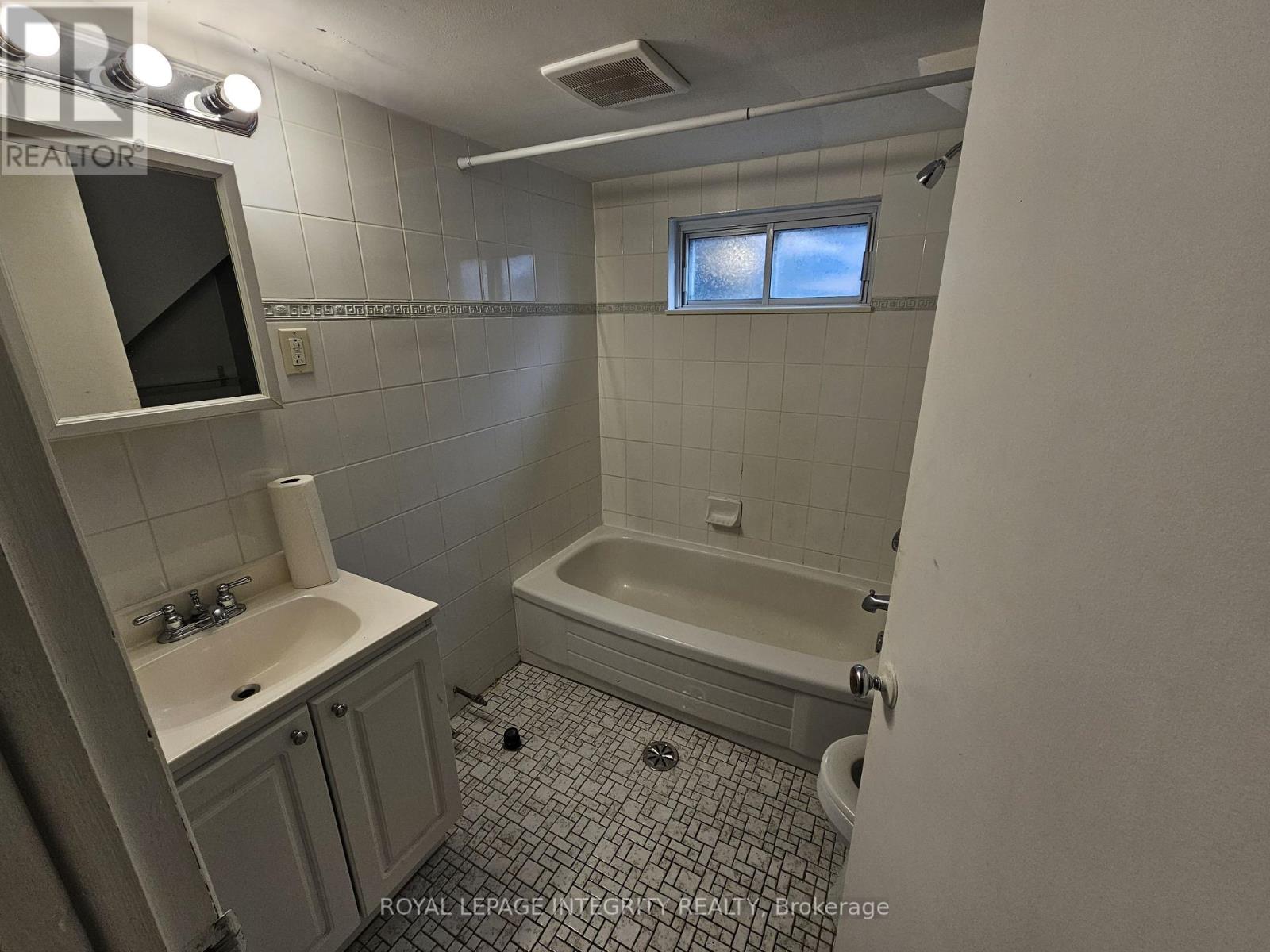 Photo 10 of 2150 Lemay Crescent, Ottawa ON