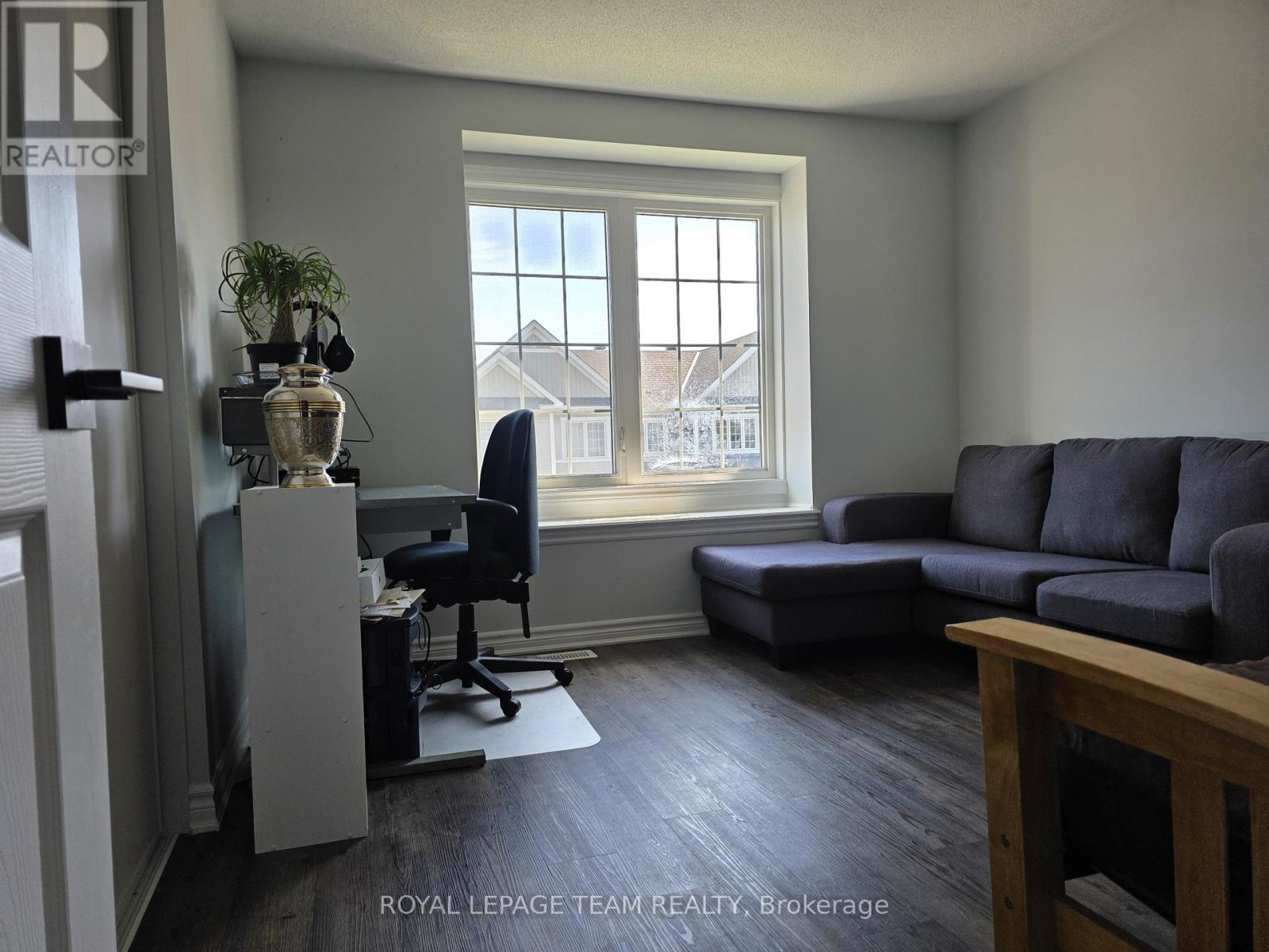Photo 10 of 130 Lanceleaf Way, Ottawa ON