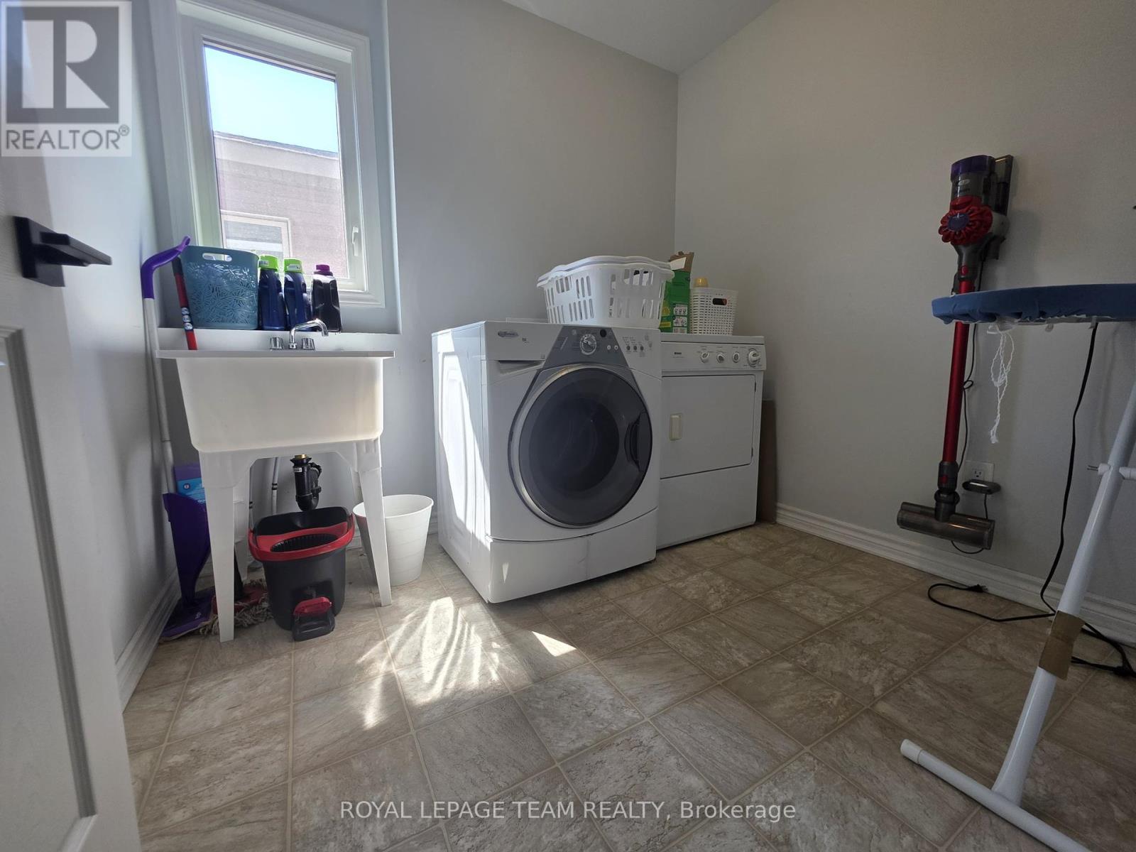 Photo 19 of 130 Lanceleaf Way, Ottawa ON