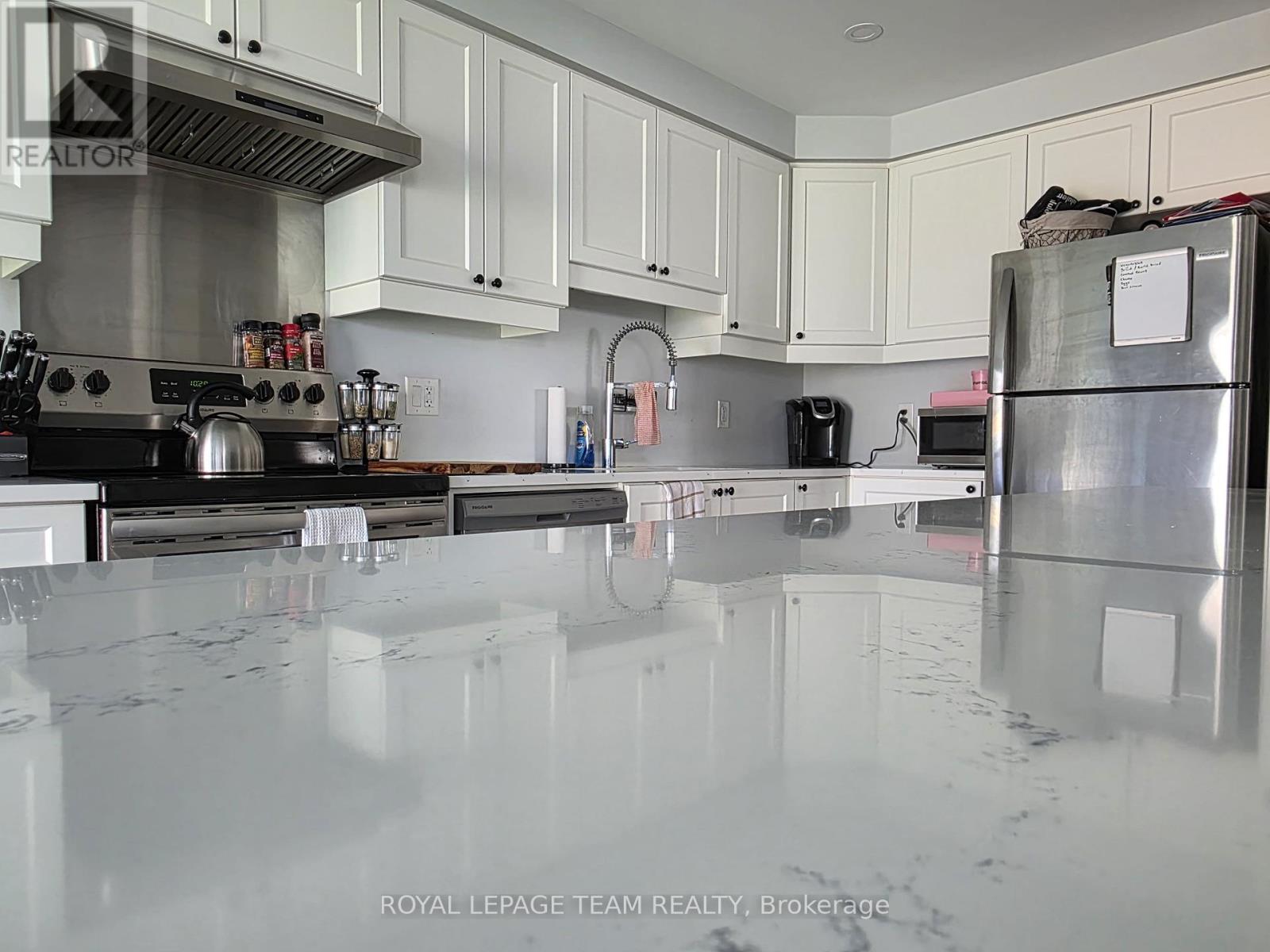 Photo 8 of 130 Lanceleaf Way, Ottawa ON