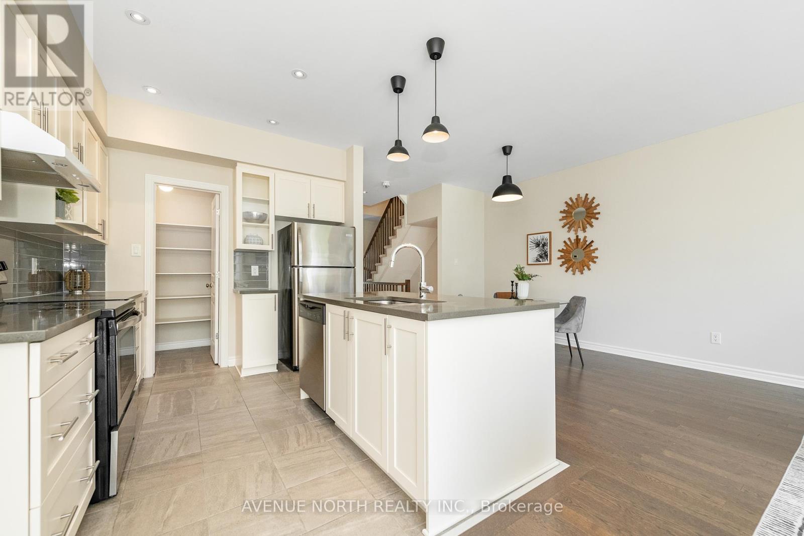 Photo 9 of 172 Larimar Circle, Ottawa ON