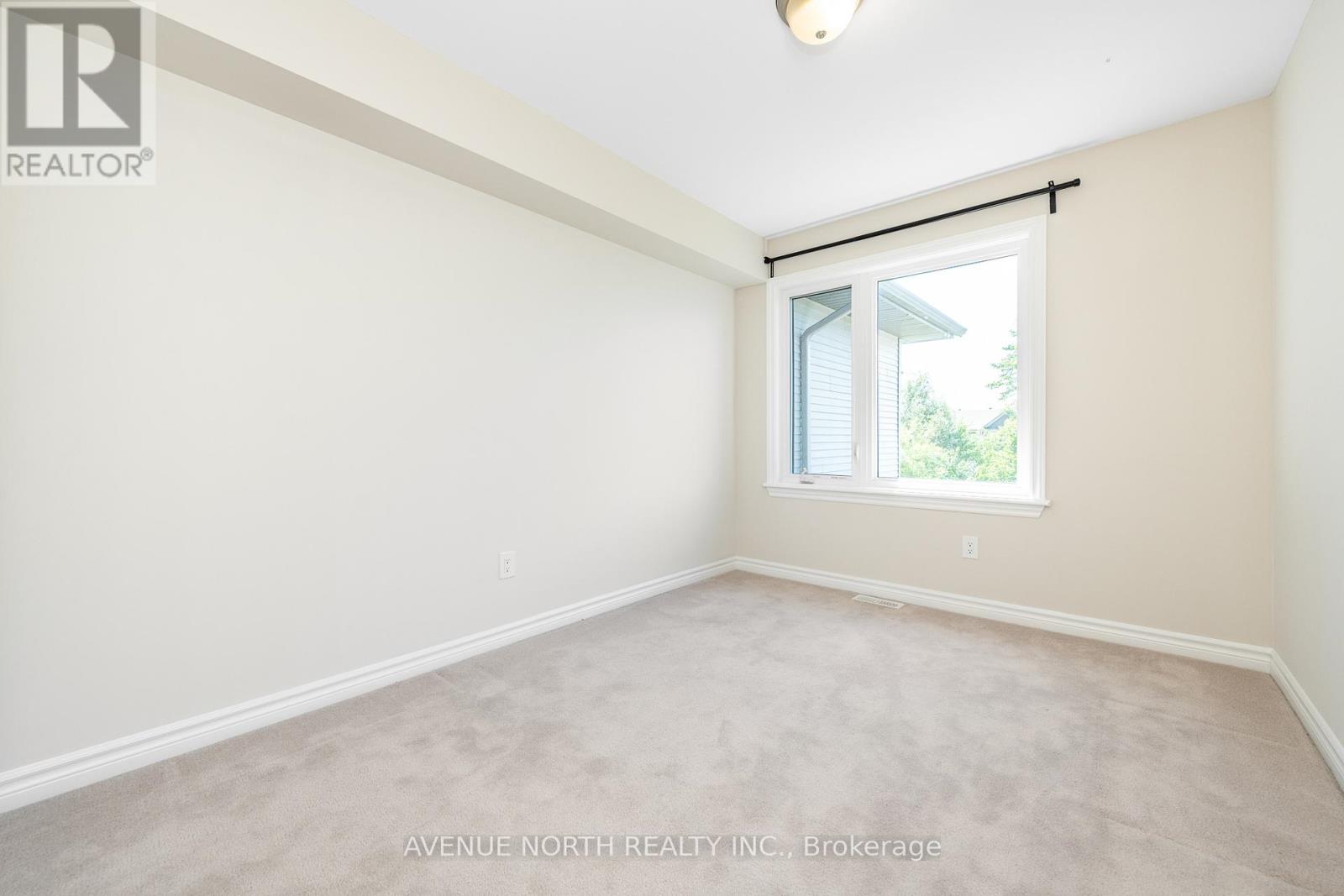 Photo 18 of 172 Larimar Circle, Ottawa ON