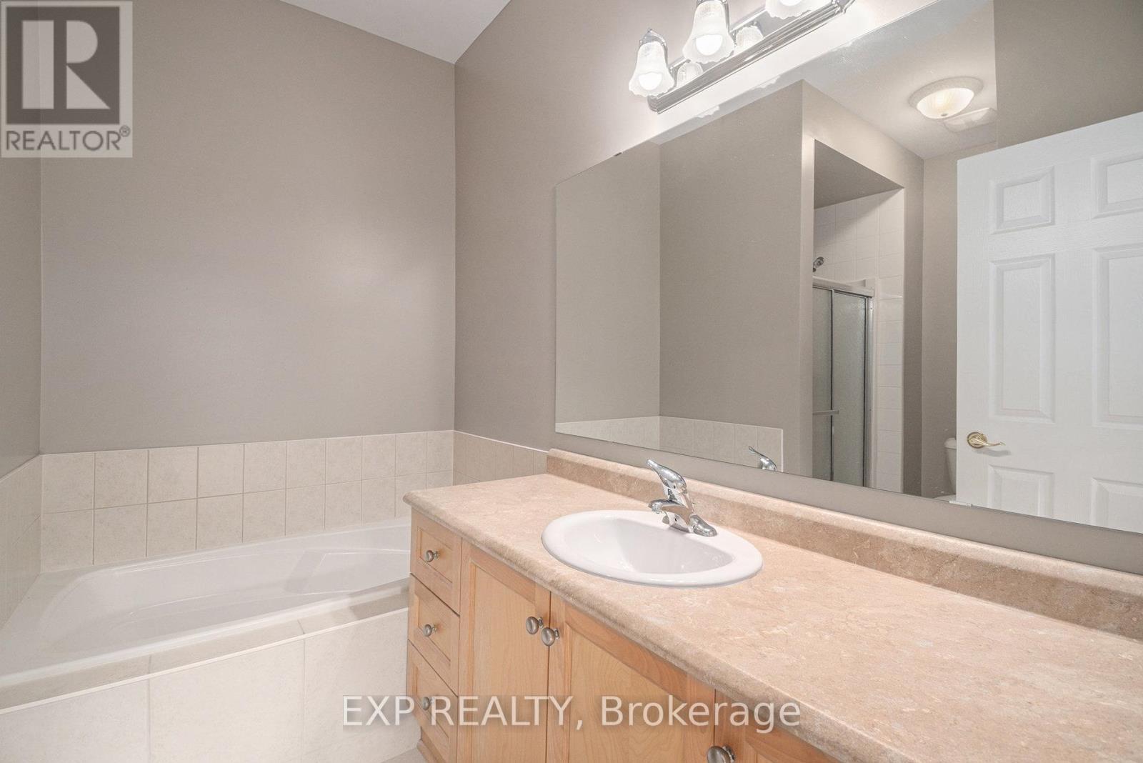Photo 20 of 652 Country Trail Private, Ottawa ON