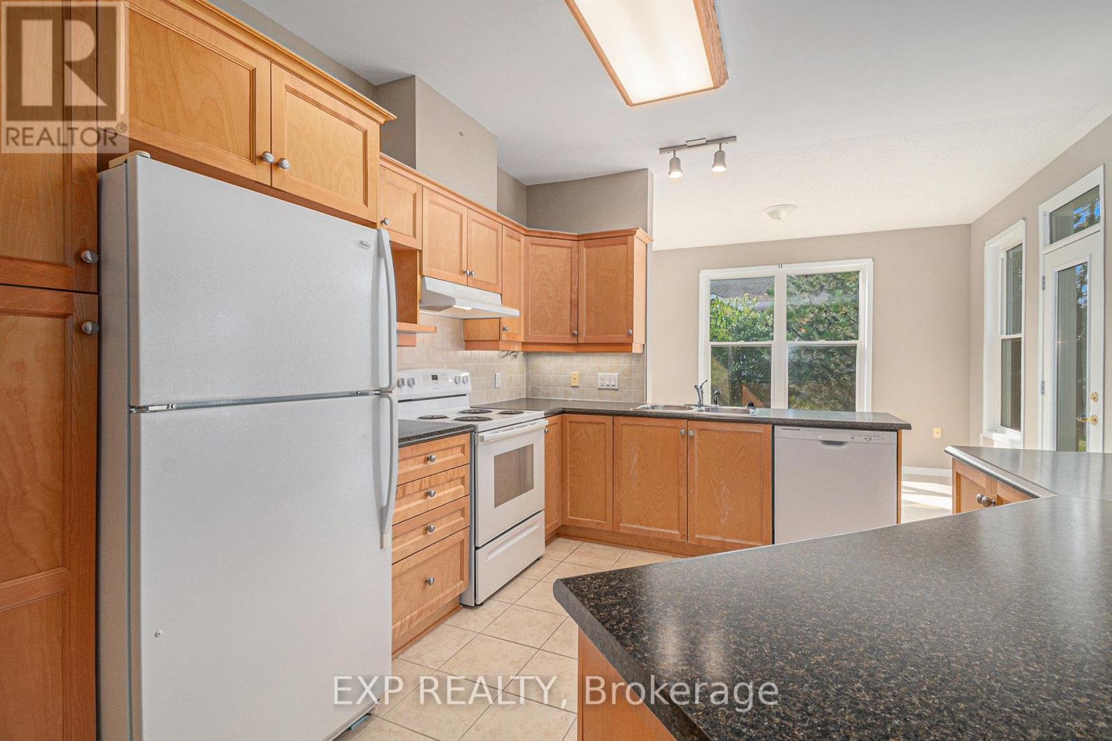 Photo 11 of 652 Country Trail Private, Ottawa ON