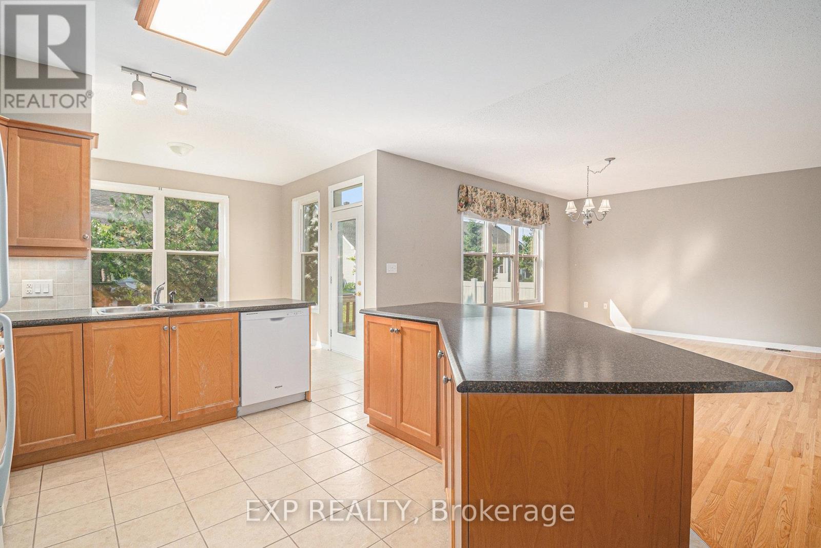 Photo 22 of 652 Country Trail Private, Ottawa ON