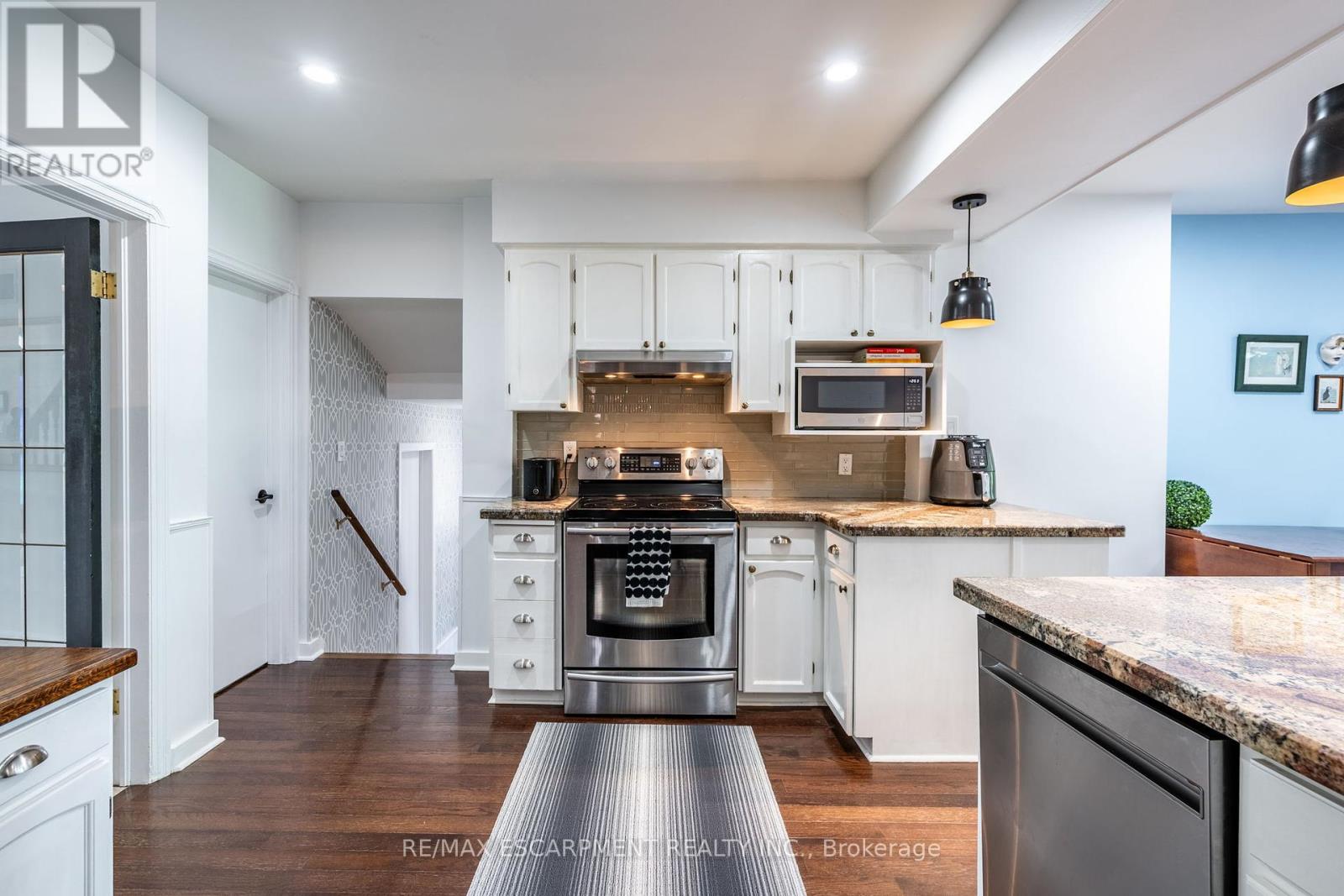 Photo 4 of 60 Inverness Avenue W, Hamilton ON