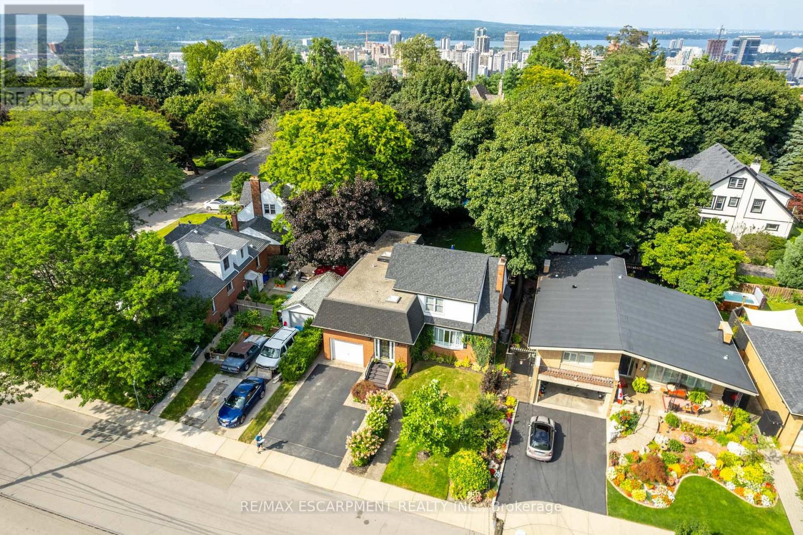 Photo 2 of 60 Inverness Avenue W, Hamilton ON