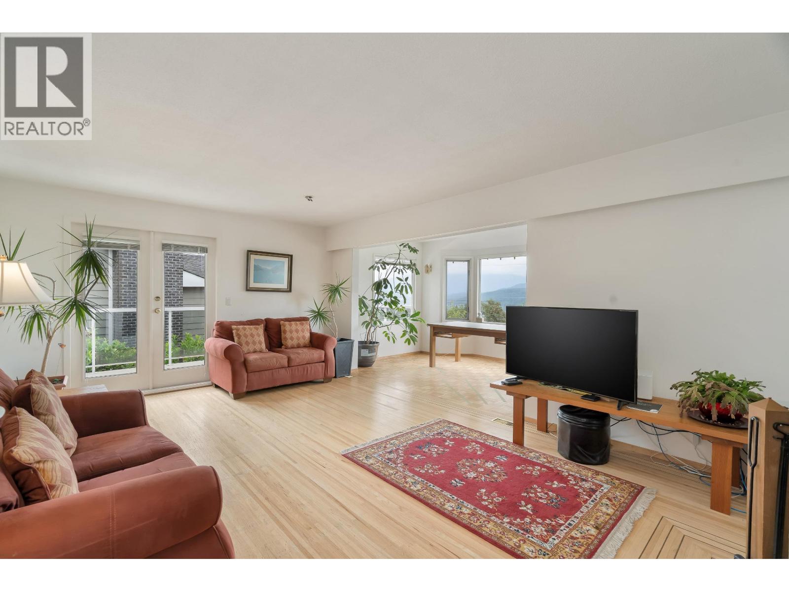 Photo 4 of 914 Baker Drive, Coquitlam BC