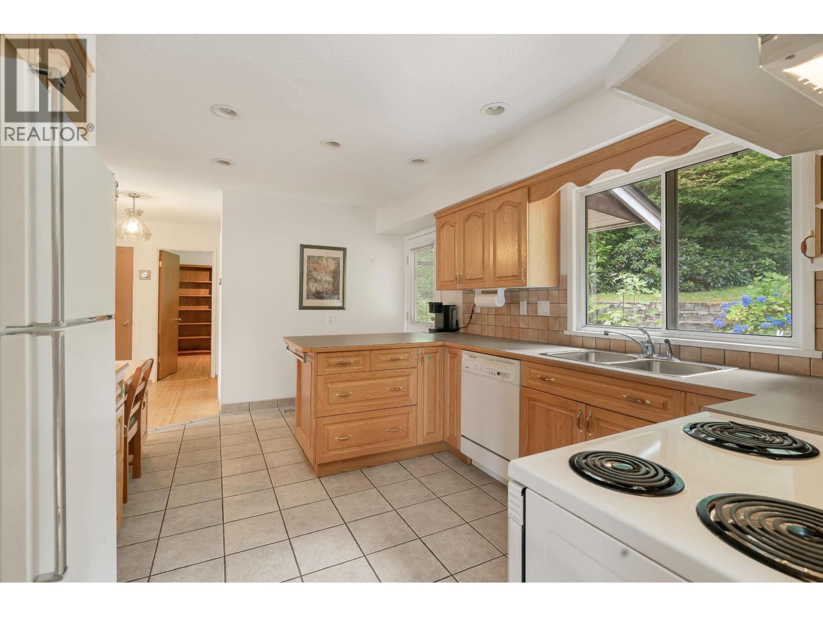Photo 16 of 914 Baker Drive, Coquitlam BC