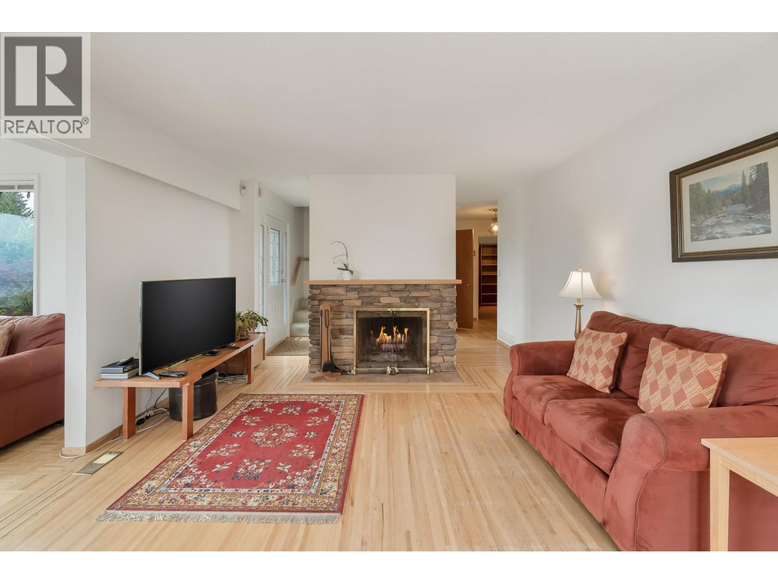 Photo 5 of 914 Baker Drive, Coquitlam BC