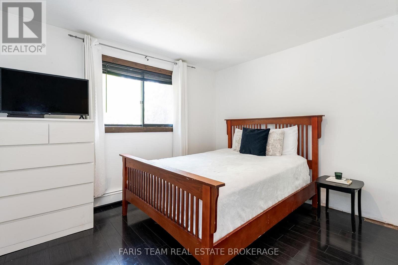 Photo 16 of 256 Knox Road E, Wasaga Beach ON