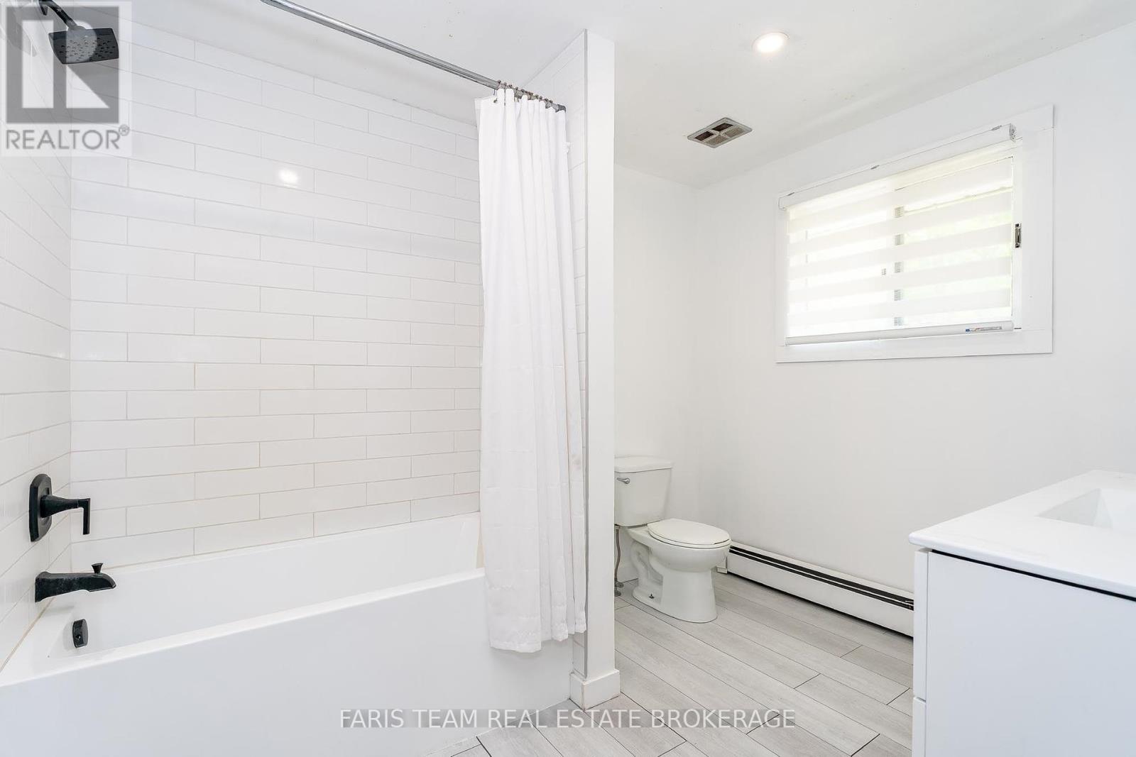 Photo 17 of 256 Knox Road E, Wasaga Beach ON
