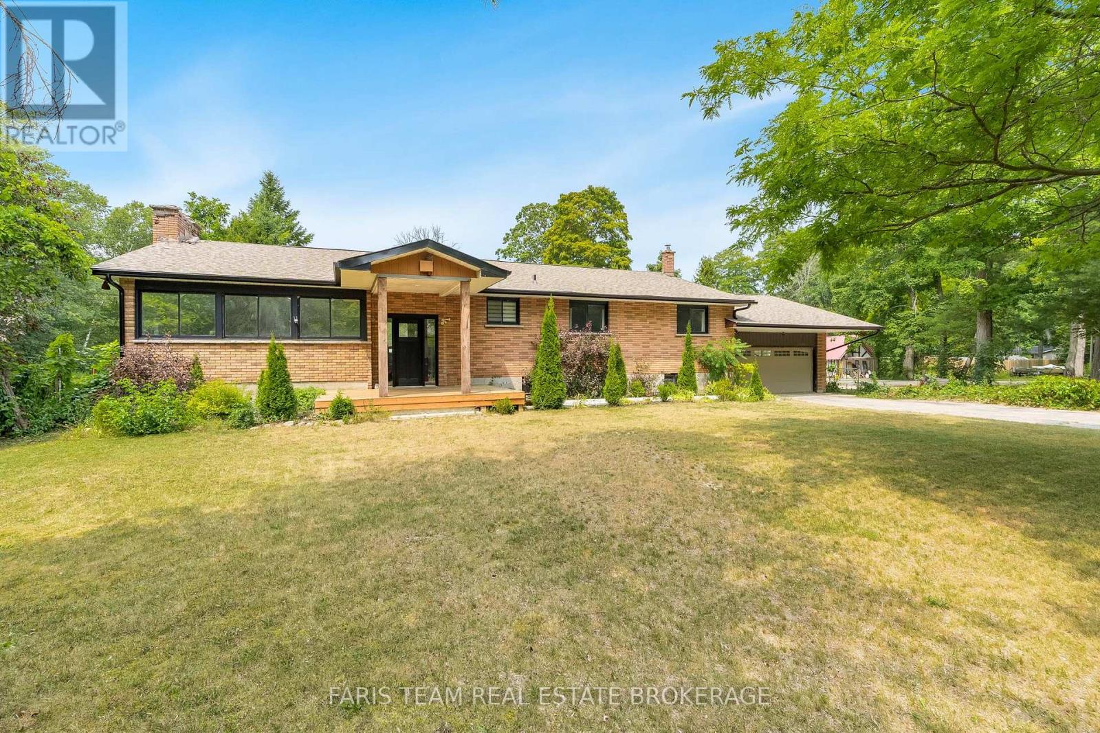 Photo 2 of 256 Knox Road E, Wasaga Beach ON