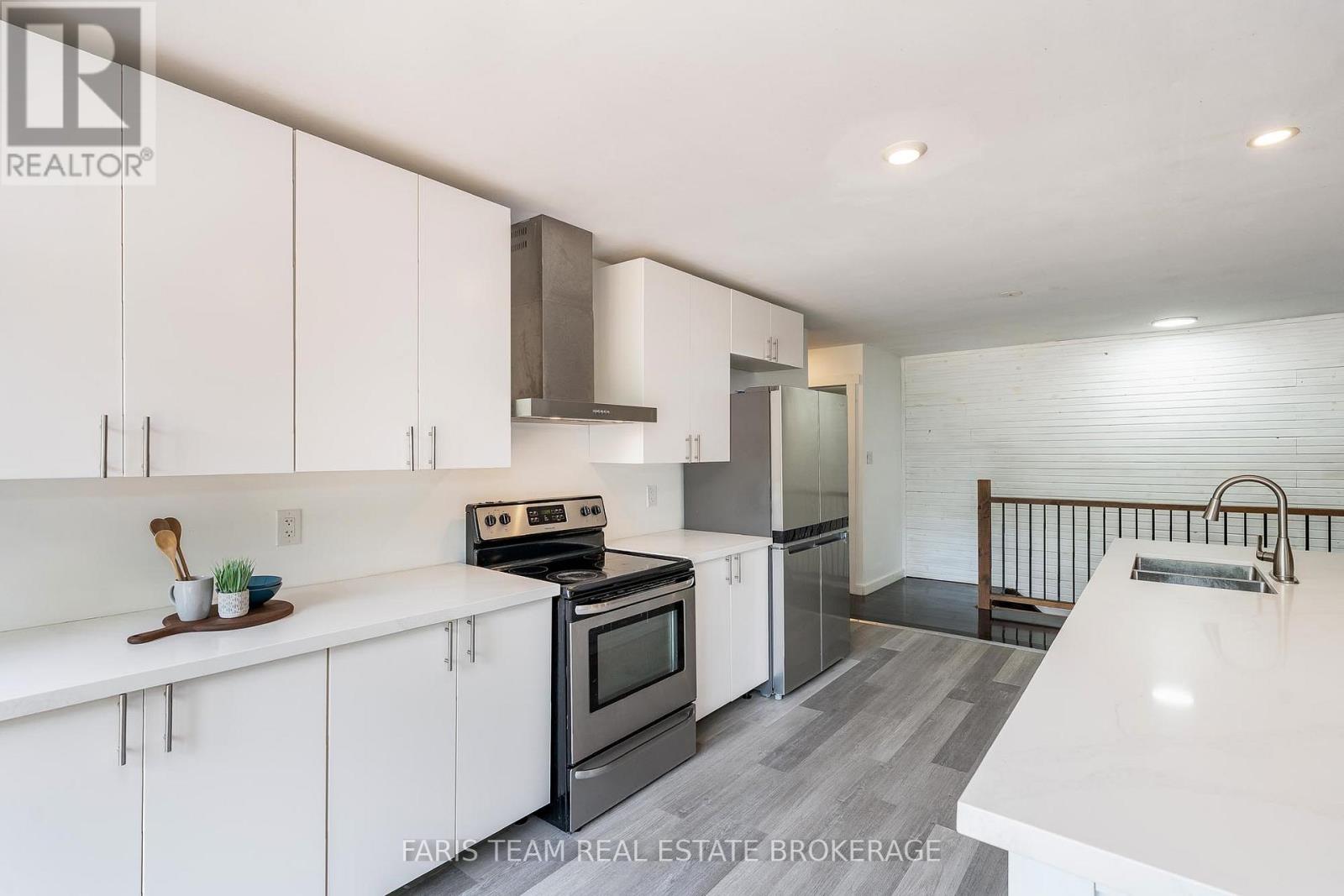 Photo 6 of 256 Knox Road E, Wasaga Beach ON