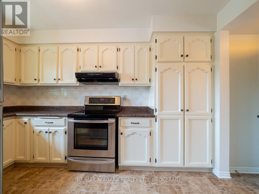 Photo 8 of 22 South Crescent, Port Colborne ON