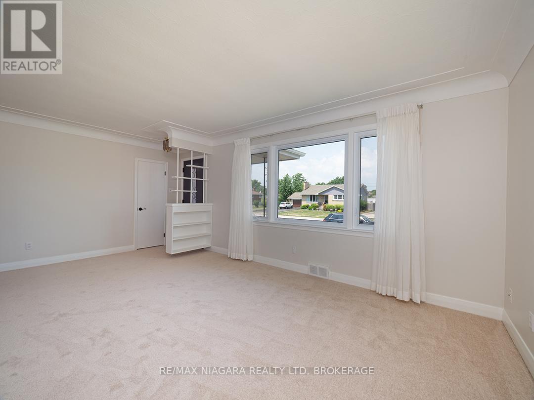 Photo 5 of 22 South Crescent, Port Colborne ON