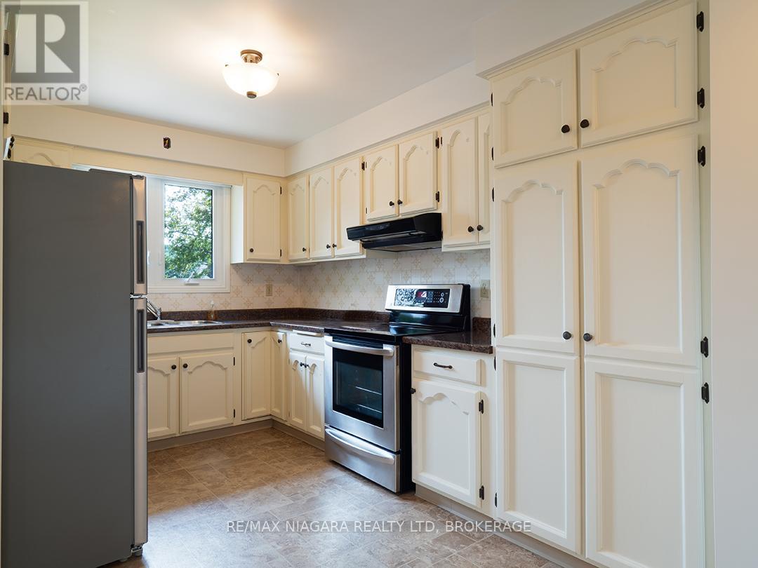 Photo 7 of 22 South Crescent, Port Colborne ON