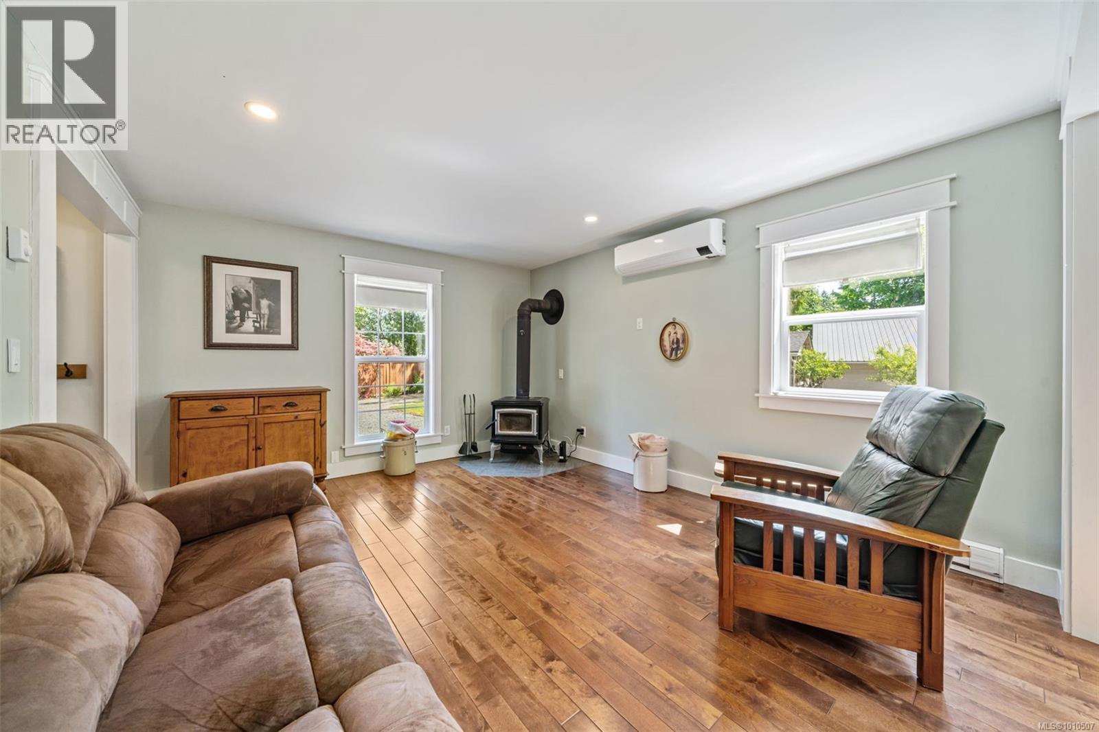100 Comiaken Ave, Lake Cowichan