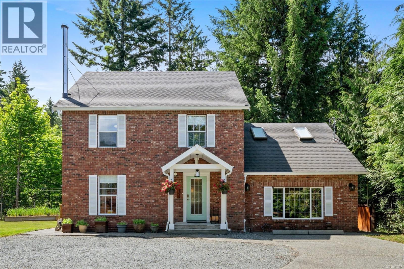 100 Comiaken Ave, Lake Cowichan