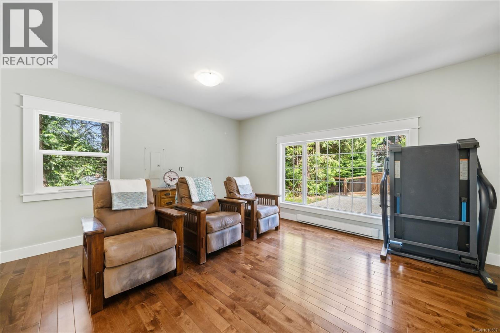 100 Comiaken Ave, Lake Cowichan