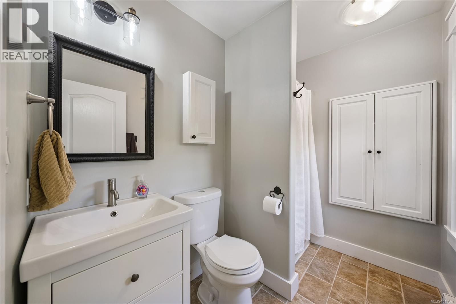 100 Comiaken Ave, Lake Cowichan