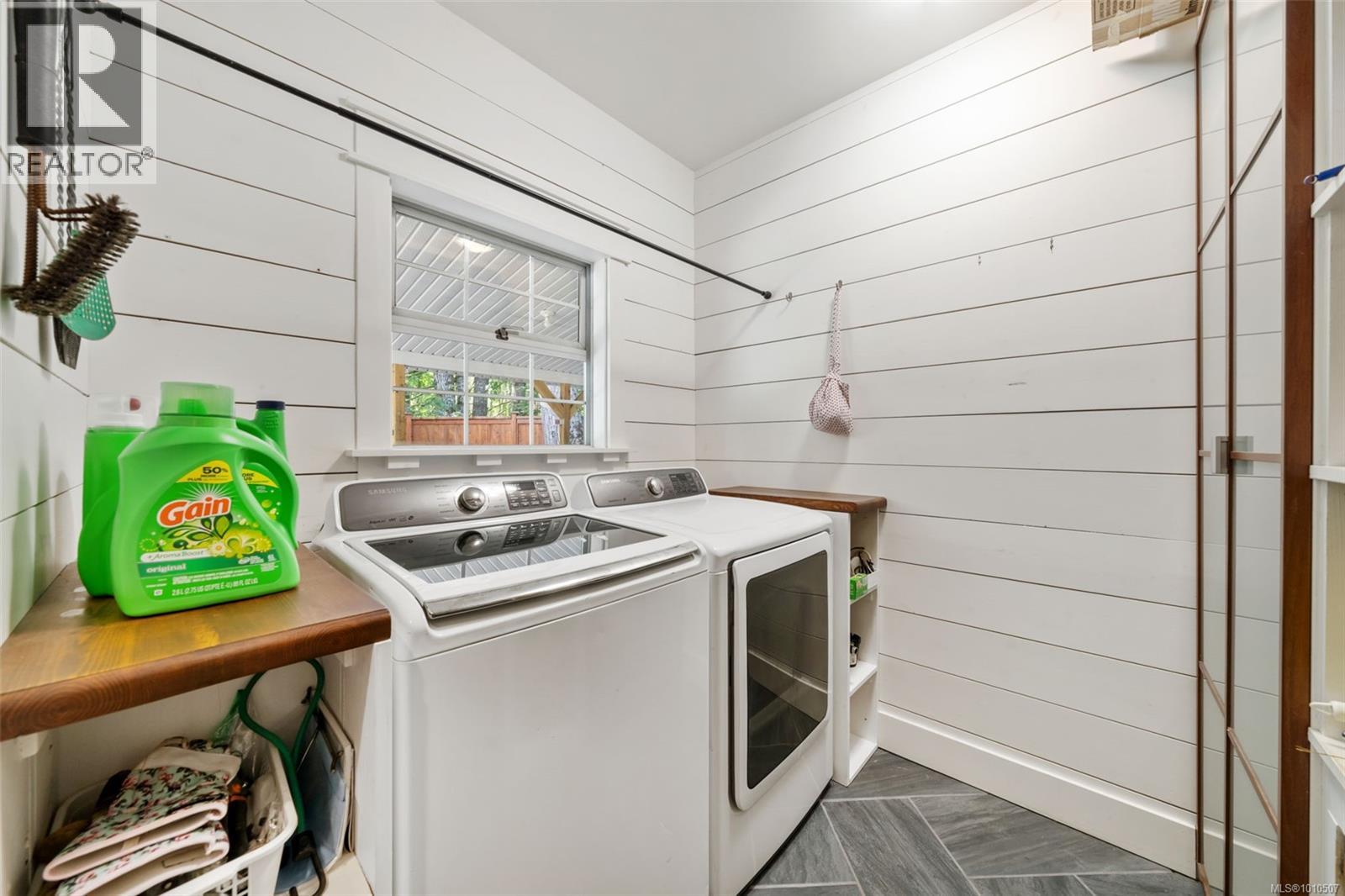 100 Comiaken Ave, Lake Cowichan