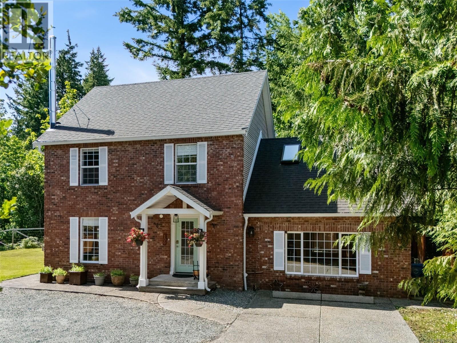 100 Comiaken Ave, Lake Cowichan