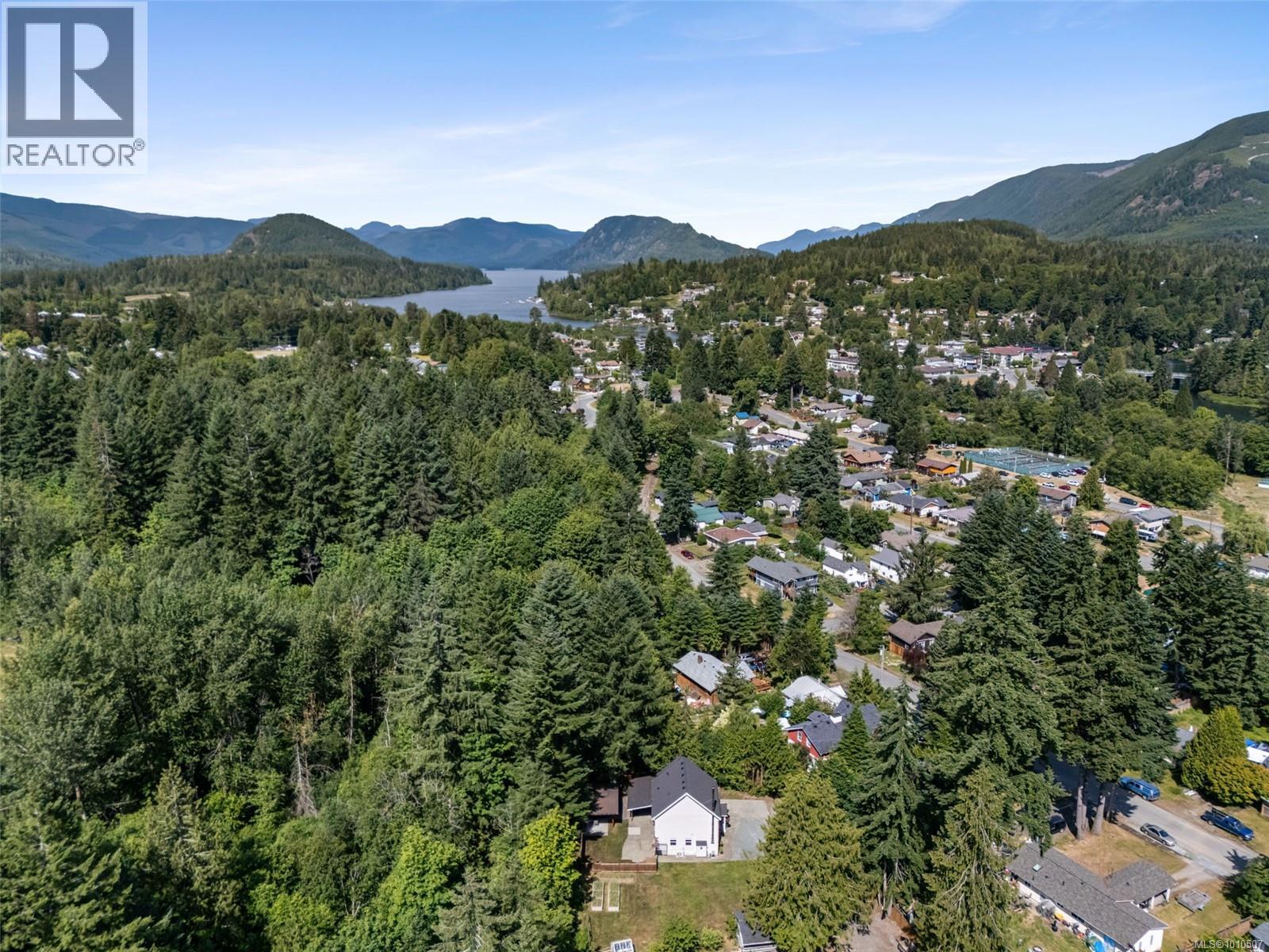 100 Comiaken Ave, Lake Cowichan