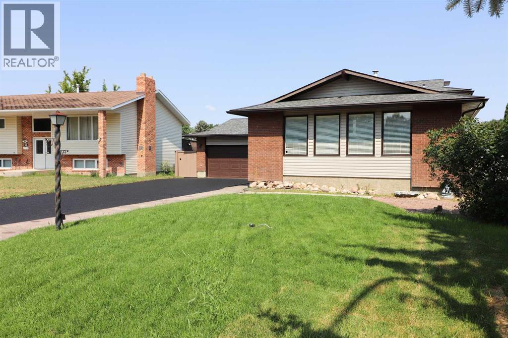 Single Family House 4 Level for Sale in  Begonia Court SE Connaught Medicine Hat 