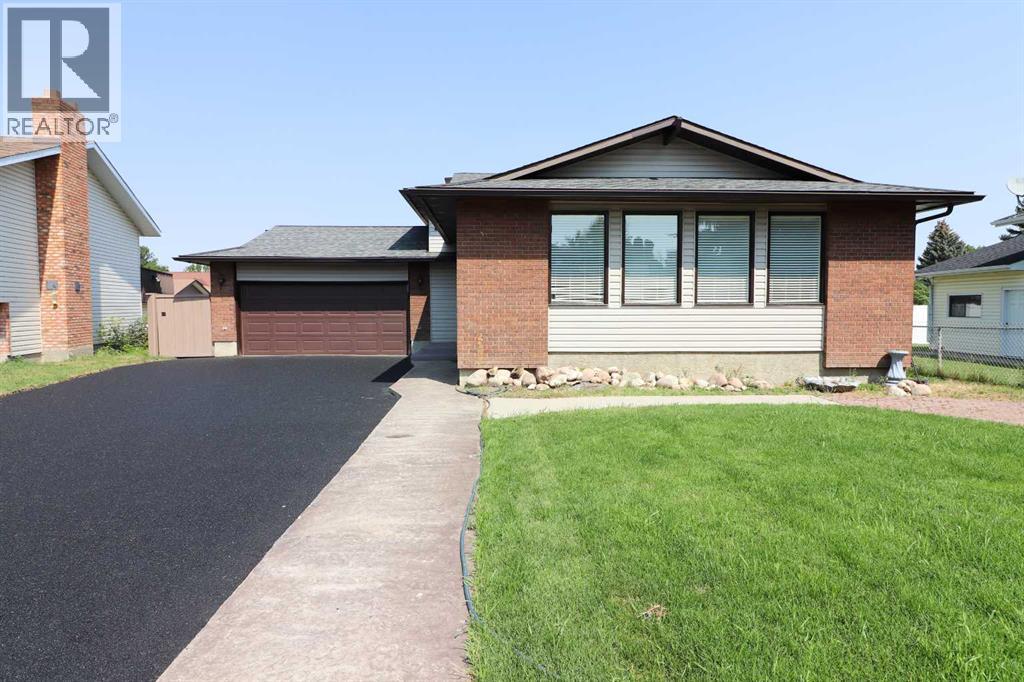 Single Family House 4 Level for Sale in  Begonia Court SE Connaught Medicine Hat 