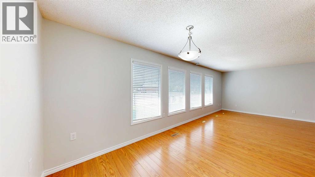 Single Family House 4 Level for Sale in  Begonia Court SE Connaught Medicine Hat 