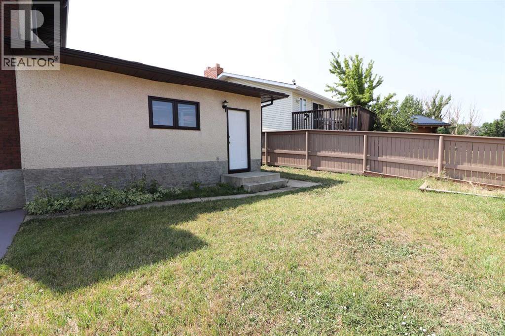 Single Family House 4 Level for Sale in  Begonia Court SE Connaught Medicine Hat 