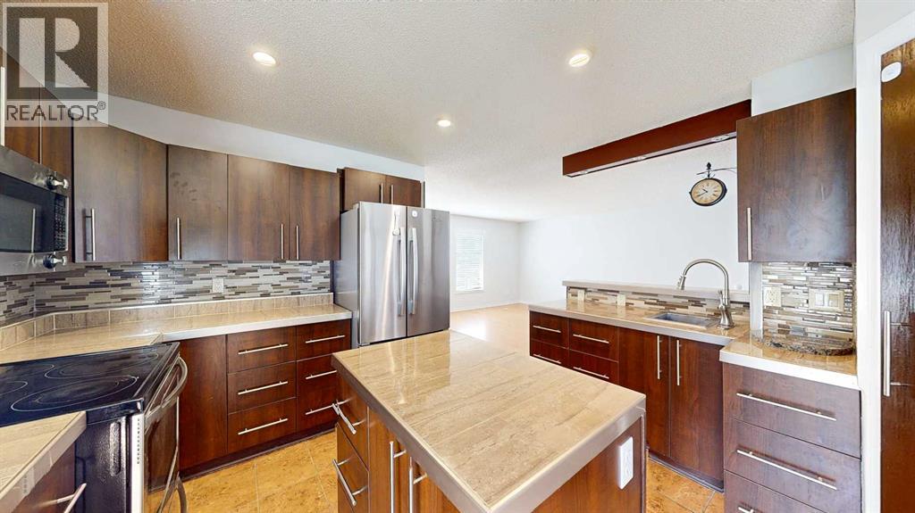 Single Family House 4 Level for Sale in  Begonia Court SE Connaught Medicine Hat 