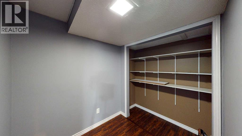 Single Family House 4 Level for Sale in  Begonia Court SE Connaught Medicine Hat 