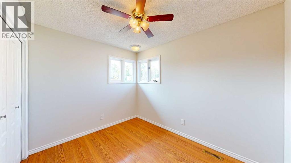 Single Family House 4 Level for Sale in  Begonia Court SE Connaught Medicine Hat 