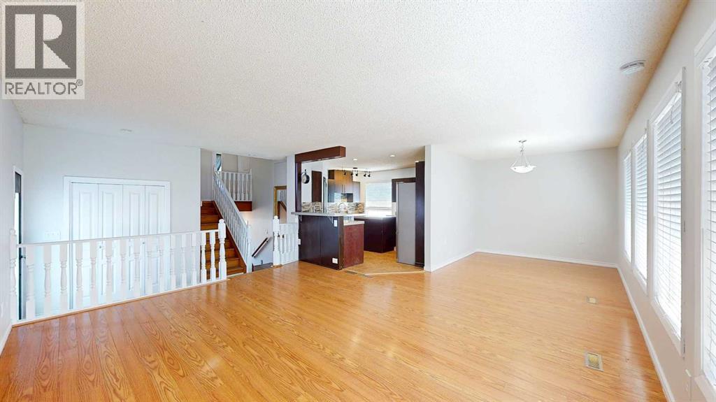 Single Family House 4 Level for Sale in  Begonia Court SE Connaught Medicine Hat 