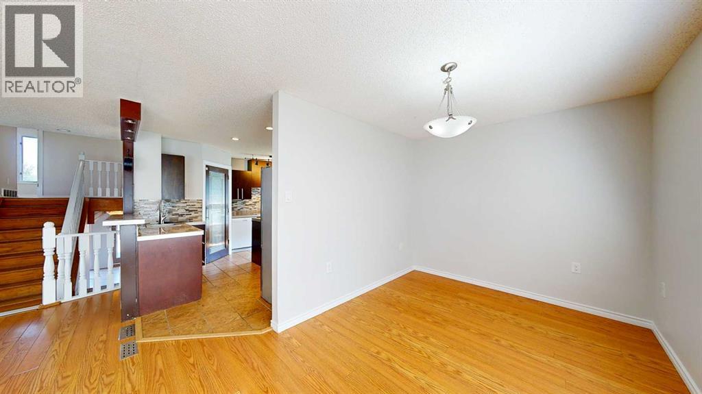 Single Family House 4 Level for Sale in  Begonia Court SE Connaught Medicine Hat 