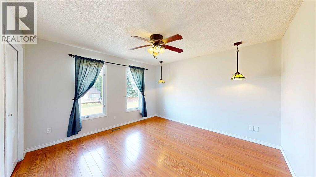 Single Family House 4 Level for Sale in  Begonia Court SE Connaught Medicine Hat 