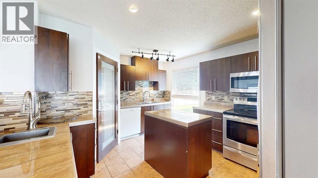 Single Family House 4 Level for Sale in  Begonia Court SE Connaught Medicine Hat 