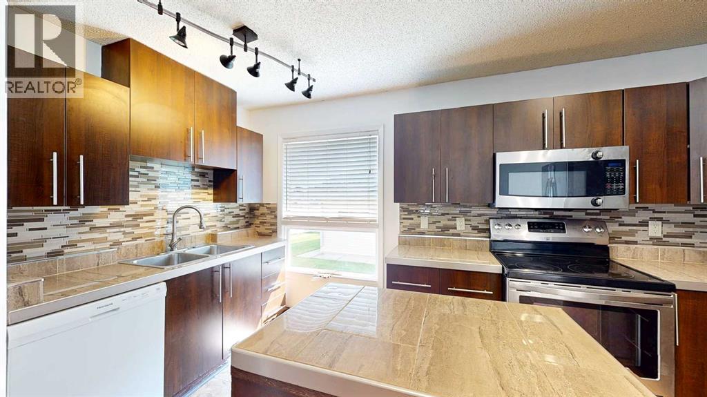 Single Family House 4 Level for Sale in  Begonia Court SE Connaught Medicine Hat 