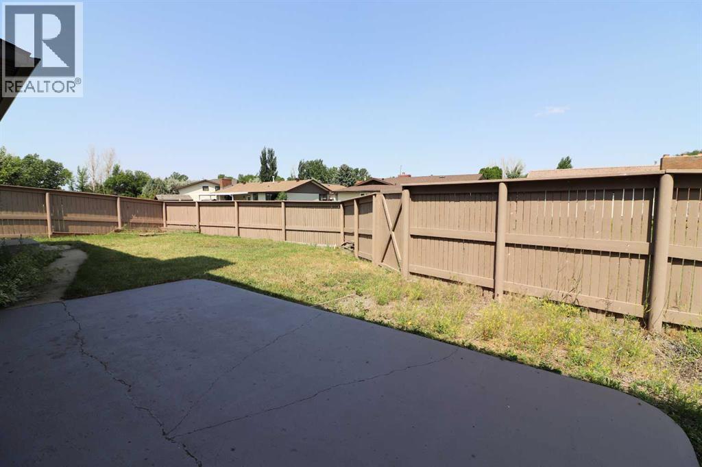 Single Family House 4 Level for Sale in  Begonia Court SE Connaught Medicine Hat 