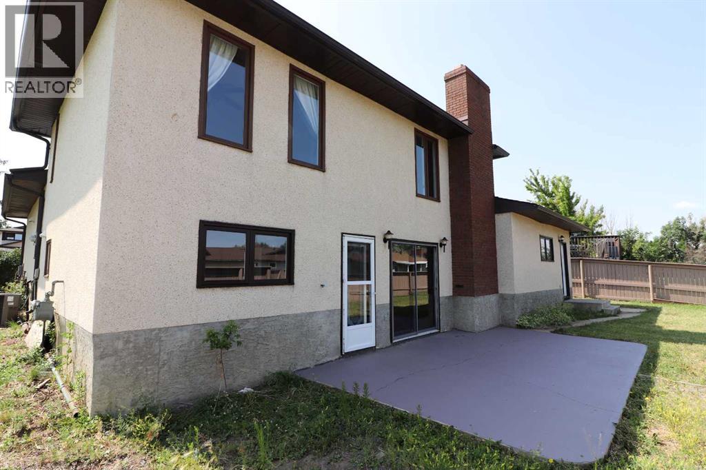 Single Family House 4 Level for Sale in  Begonia Court SE Connaught Medicine Hat 