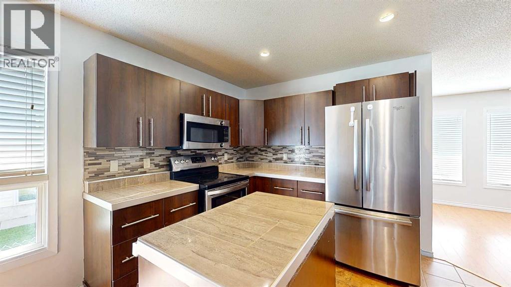 Single Family House 4 Level for Sale in  Begonia Court SE Connaught Medicine Hat 