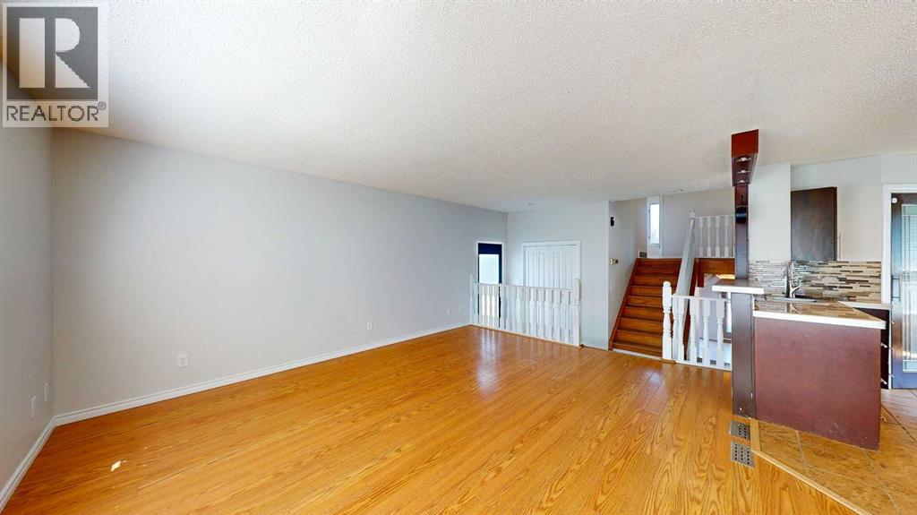 Single Family House 4 Level for Sale in  Begonia Court SE Connaught Medicine Hat 