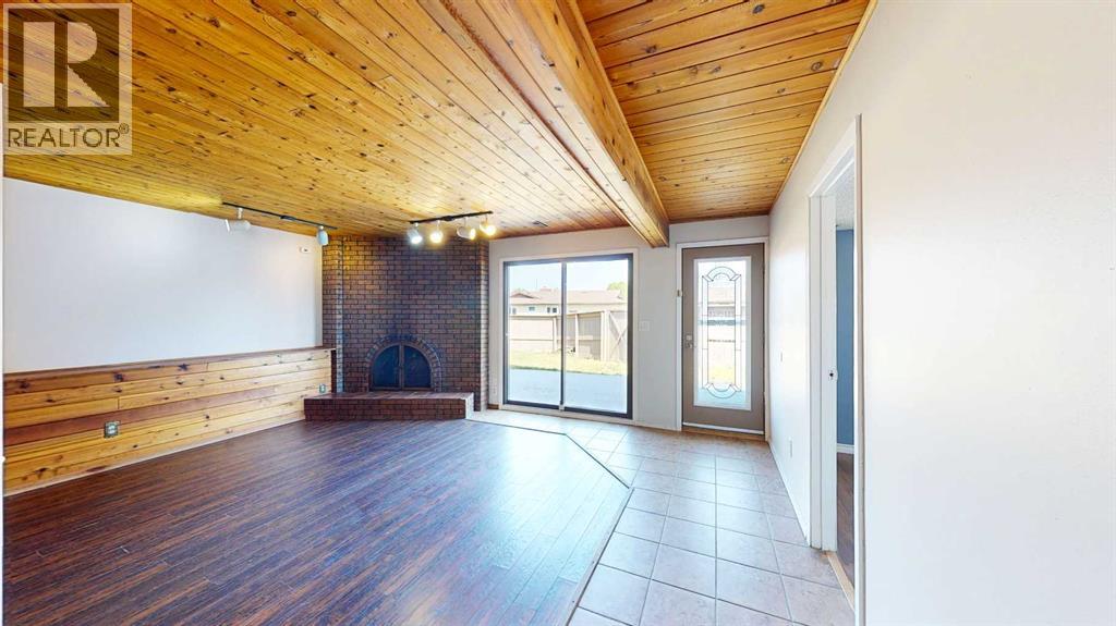Single Family House 4 Level for Sale in  Begonia Court SE Connaught Medicine Hat 