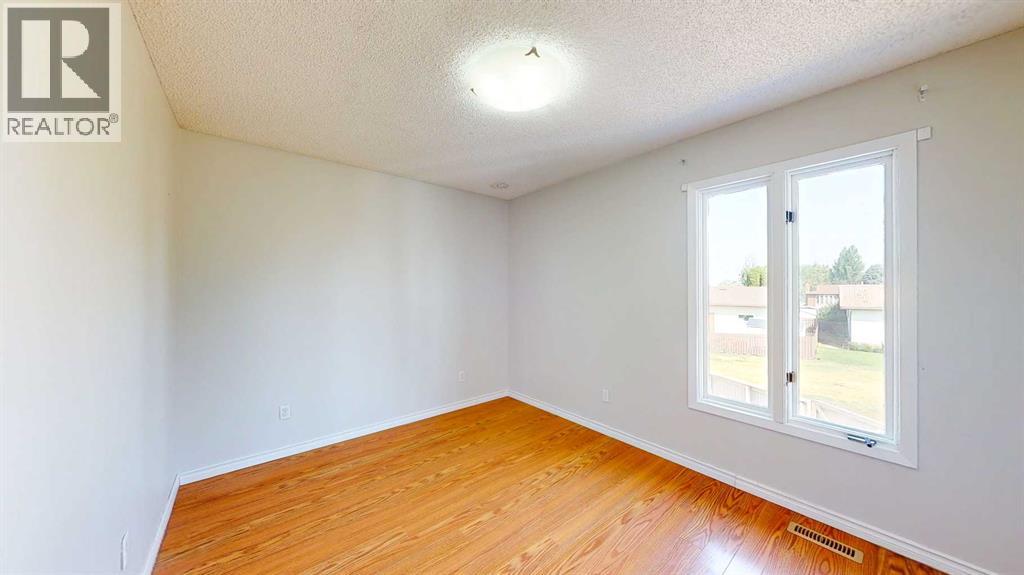 Single Family House 4 Level for Sale in  Begonia Court SE Connaught Medicine Hat 