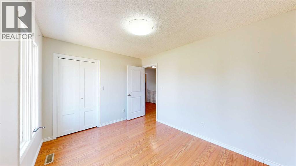 Single Family House 4 Level for Sale in  Begonia Court SE Connaught Medicine Hat 