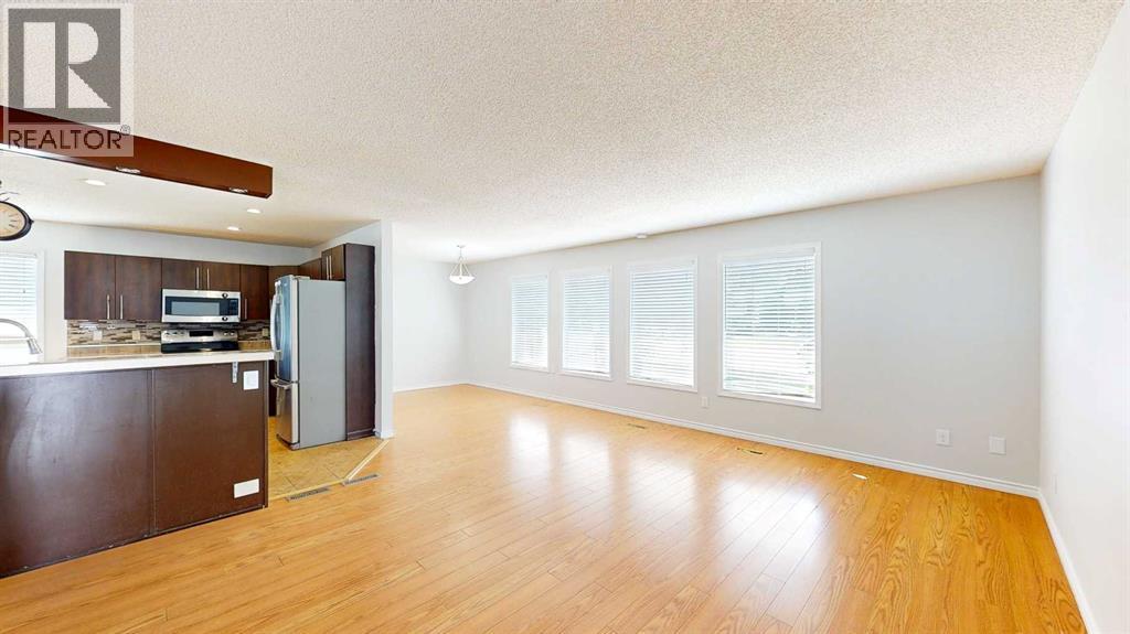 Single Family House 4 Level for Sale in  Begonia Court SE Connaught Medicine Hat 